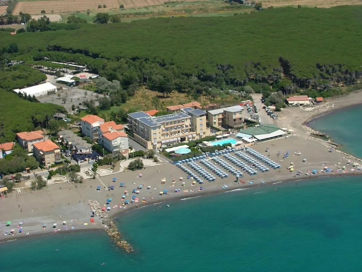 Isa-Family Room With Balcony And Side Sea View In Hotel With Swimming Pool In Marina Di Cecina, Just 10 Meters From The Sea Чечина